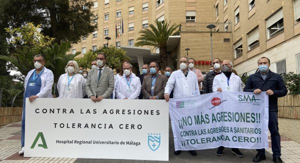 Los médicos del Regional de Málaga se concentran para denunciar las agresiones a los sanitarios