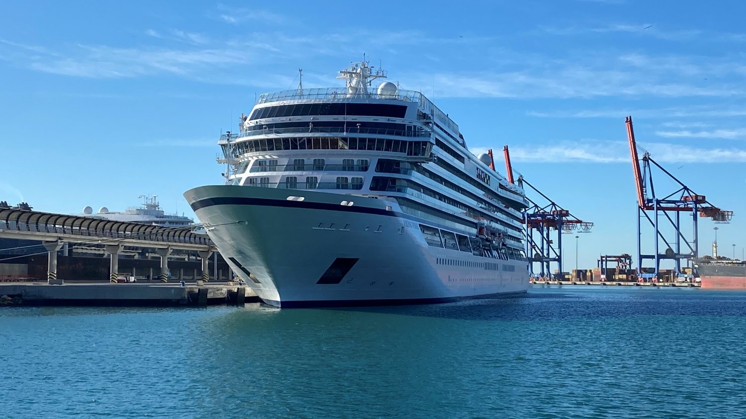 El buque 'Viking Venus' realiza su primera escalada en el Puerto de Málaga