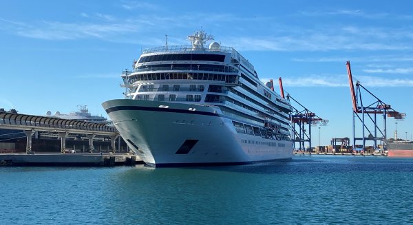 El buque 'Viking Venus' realiza su primera escalada en el Puerto de Málaga