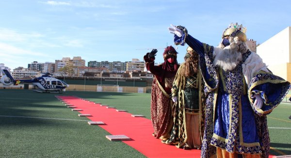 Los Reyes Magos de Oriente reciben los deseos de los niños de Fuengirola