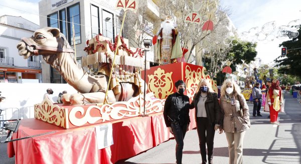 Las cabalgatas estáticas de los Reyes Magos llenan de ilusión las calles de Marbella y San Pedro Alcántara