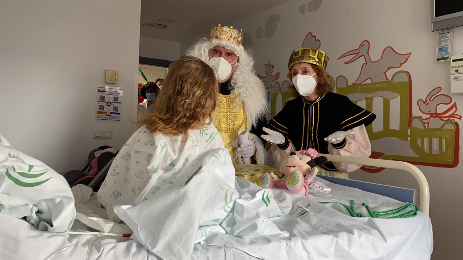 Los Reyes Magos reparten regalos a los niños y niñas ingresados en el Hospital Materno Infantil