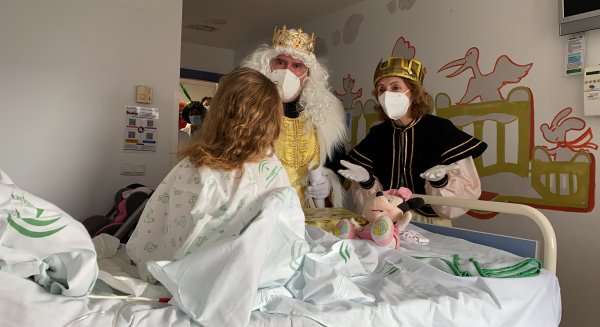 Los Reyes Magos reparten regalos a los niños y niñas ingresados en el Hospital Materno Infantil