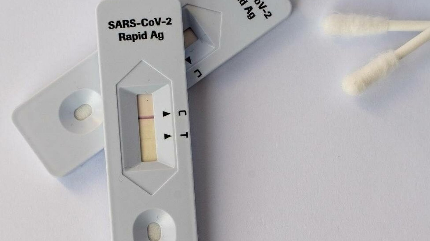 El Colegio de Farmacéuticos de Málaga informa del riesgo de los test covid en locales no autorizados
