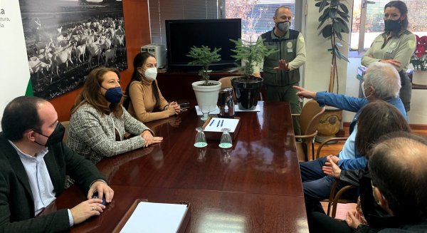 Carmen Crespo hace entrega de dos pinsapos de Sierra Bermeja a la familia de Carlos Martínez