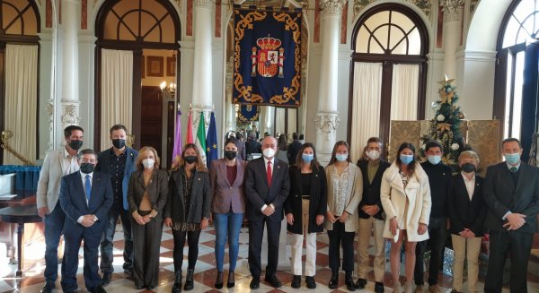 El alcalde de Málaga recibe a los campeones del mundo de remo de mar
