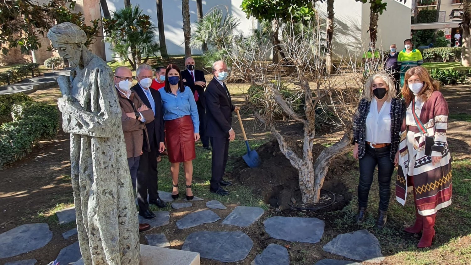 El Ayuntamiento pone en colofón a los actos del milenario de Ibn Gabirol con la plantación de un granado