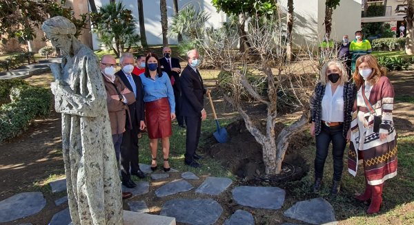 El Ayuntamiento pone en colofón a los actos del milenario de Ibn Gabirol con la plantación de un granado