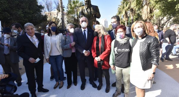 Málaga rinde homenaje a Chiquito de la Calzada con una escultura en el parque Gregorio Sánchez