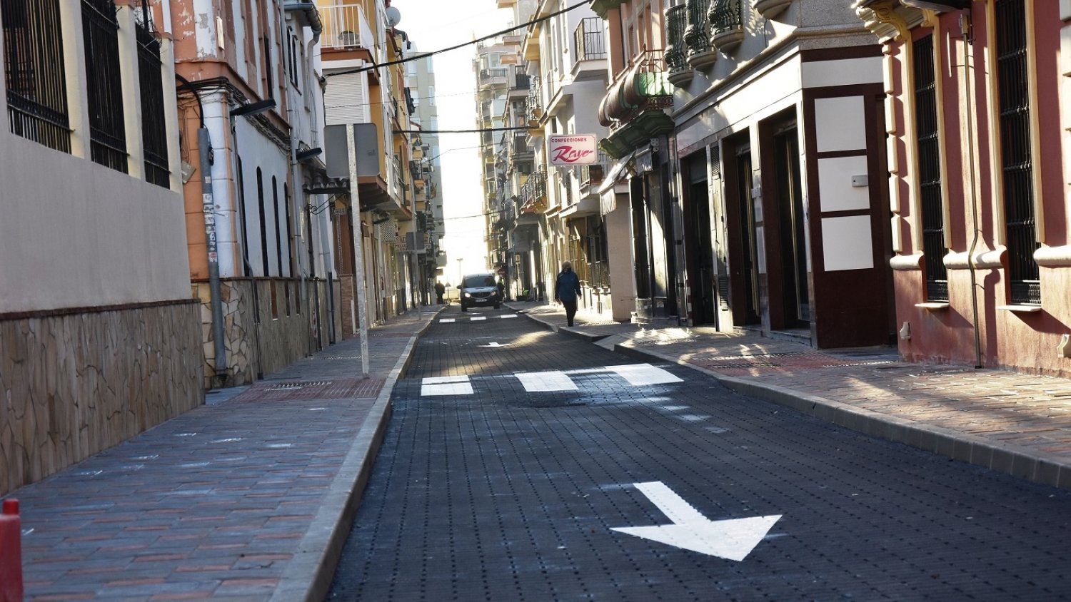 Fuengirola abre al tráfico la calle Cuesta tras su remodelación integral