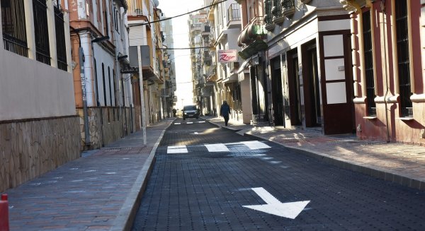 Fuengirola abre al tráfico la calle Cuesta tras su remodelación integral