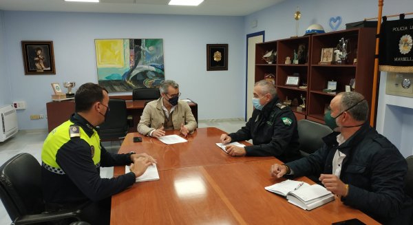 Marbella presenta al sector del taxi un nuevo organigrama de la Policía Local para reforzar la protección