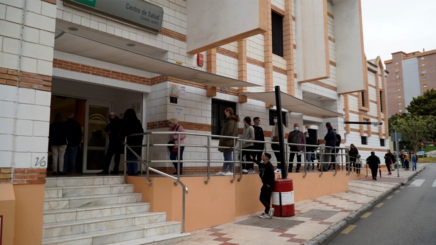 PSOE denuncia las colas y el colapso sanitario en la atención primaria de Málaga