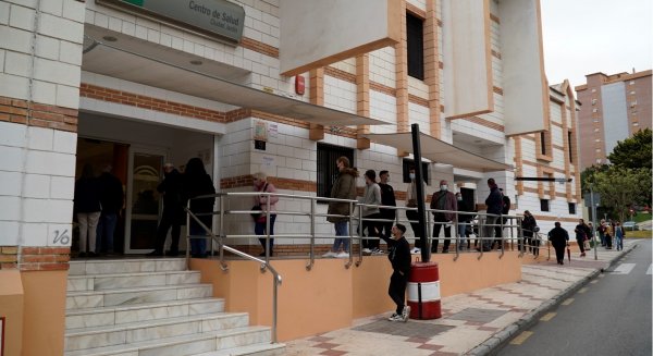 PSOE denuncia las colas y el colapso sanitario en la atención primaria de Málaga