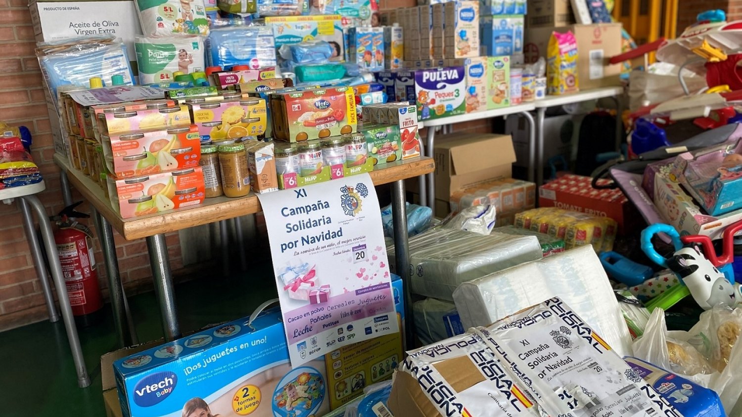 La Policía Nacional recoge tres toneladas de alimentos y juguetes en la XI Campaña Solidaria