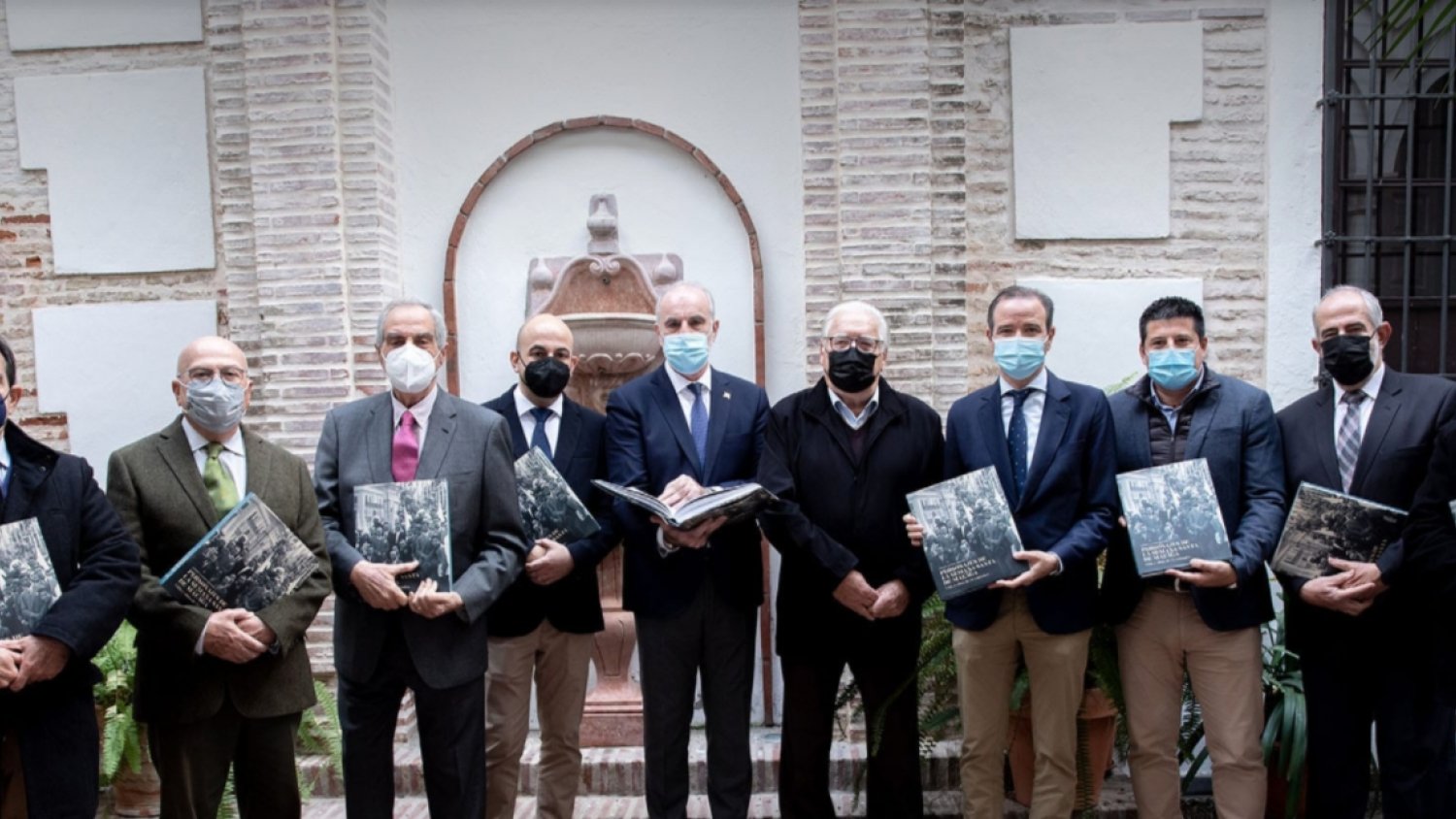 Agrupación de Cofradías edita un libro sobre los personajes más relevantes de la Semana Santa de Málaga