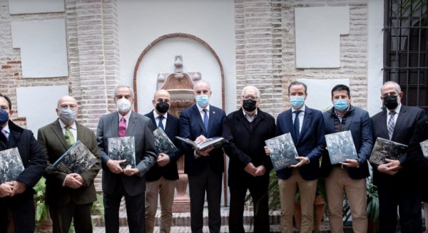 Agrupación de Cofradías edita un libro sobre los personajes más relevantes de la Semana Santa de Málaga