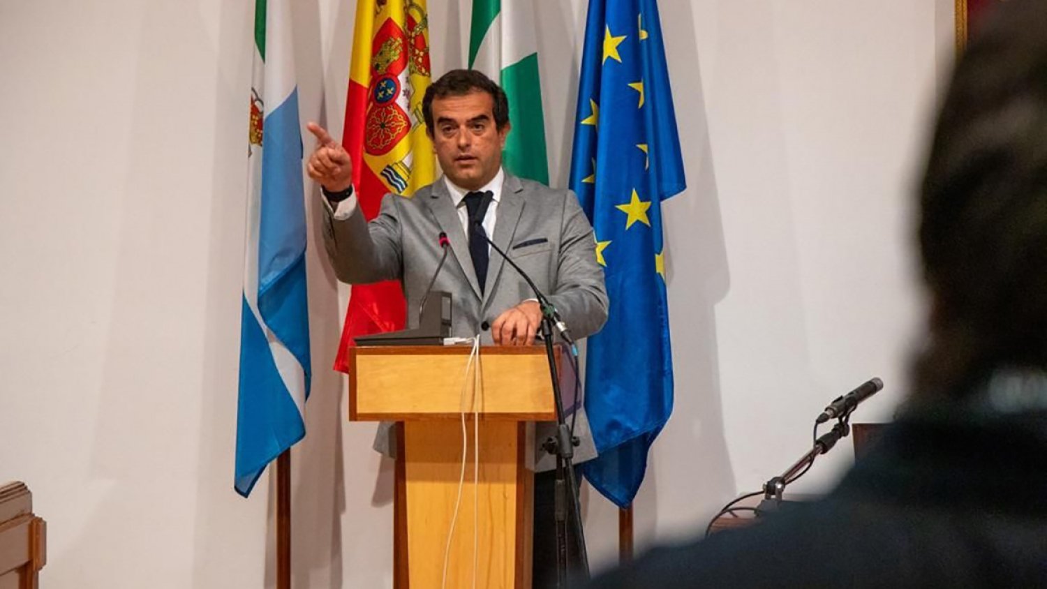 Sevilla reprocha al Gobierno socialista que haya actuado como si los problemas 