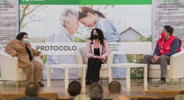 Andalucía inicia un proyecto pionero para detectar y paliar la soledad no deseada en las personas mayores