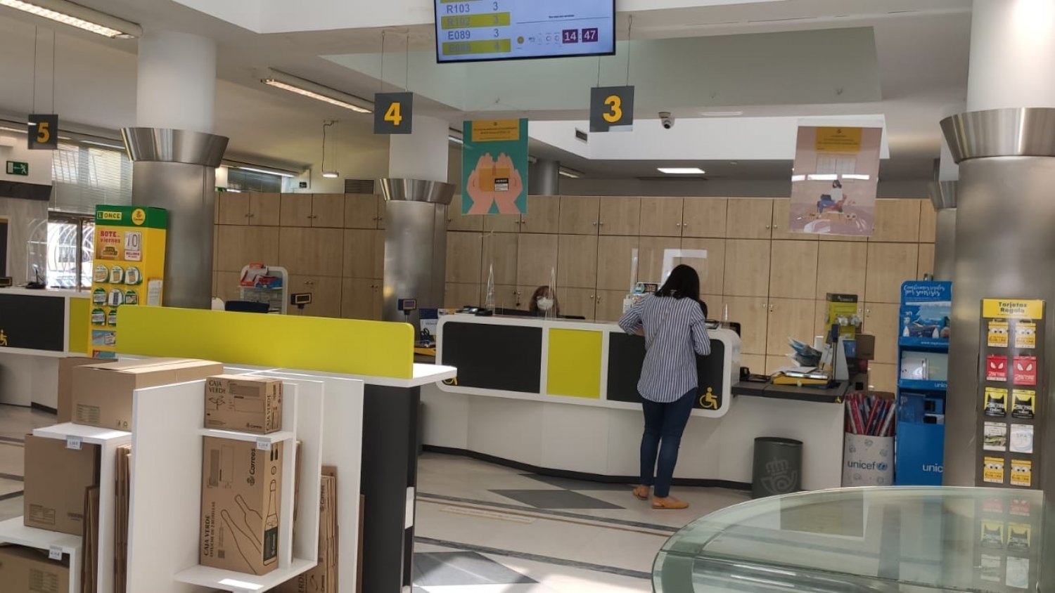 Los ciudadanos podrán pagar sus tributos a la Junta de Andalucía desde la red de oficinas de Correos