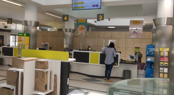 Los ciudadanos podrán pagar sus tributos a la Junta de Andalucía desde la red de oficinas de Correos