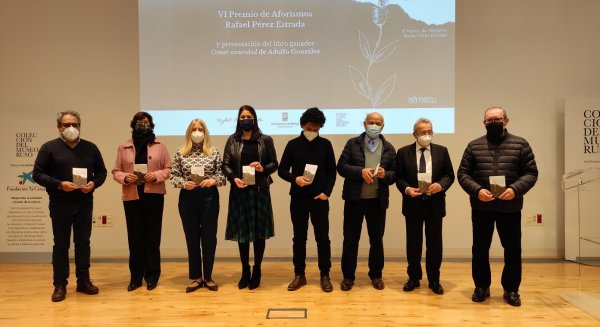La Fundación Rafael Pérez Estrada entrega el VI Premio de Aforismos al poeta Adolfo González