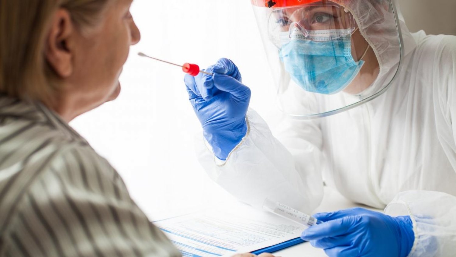 La tasa de contagios en Andalucía asciende a 253,83 casos en las últimas horas