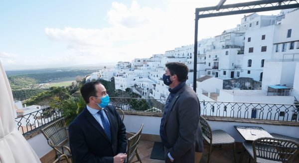 Andalucía refuerza su promoción en el mercado nacional con las campanadas de Mediaset desde Vejer