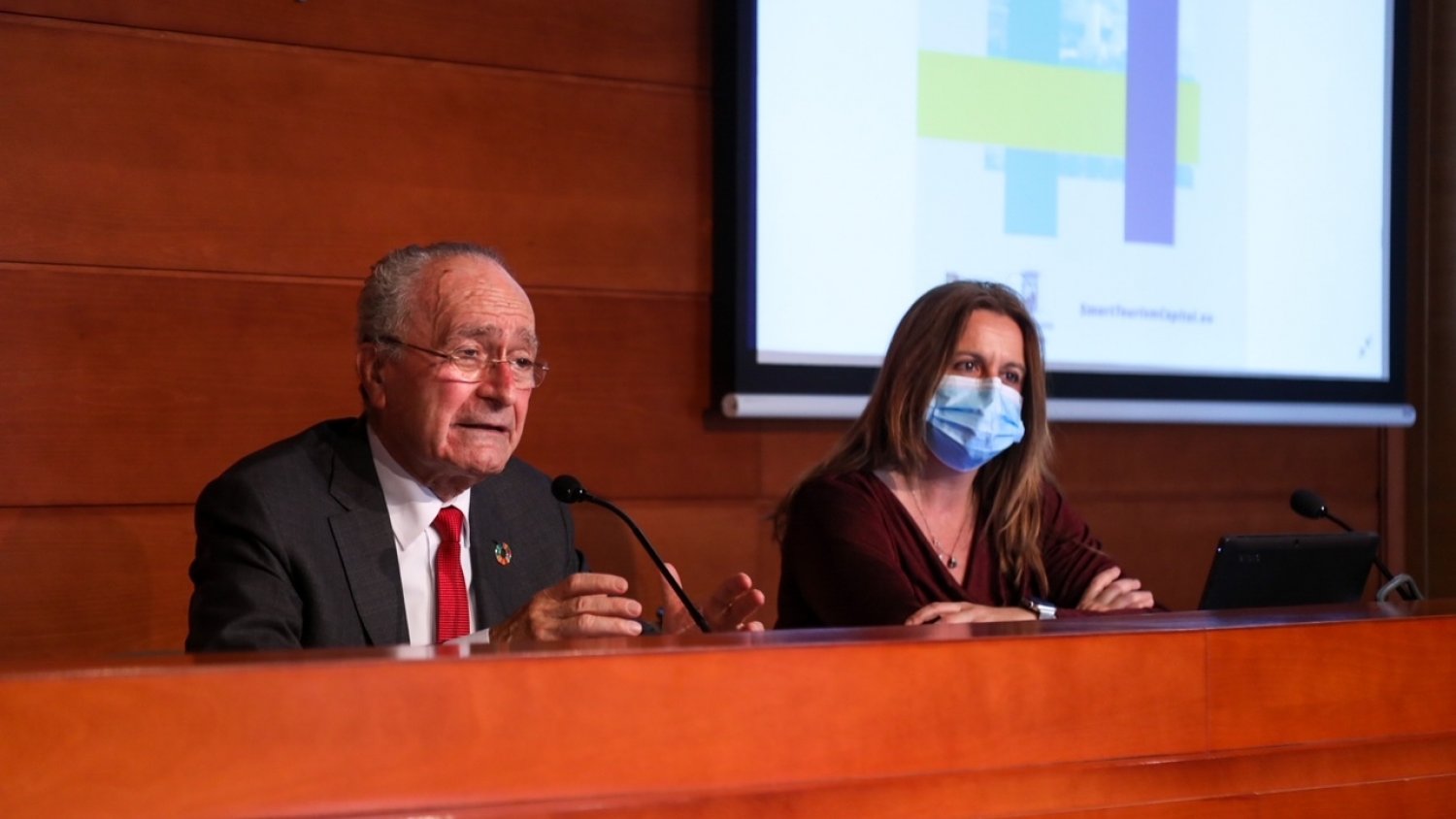 El alcalde de Málaga presenta la memoria de la Capitalidad Europea de Turismo Inteligente