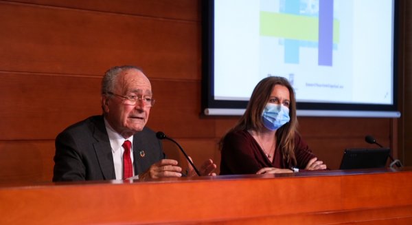 El alcalde de Málaga presenta la memoria de la Capitalidad Europea de Turismo Inteligente