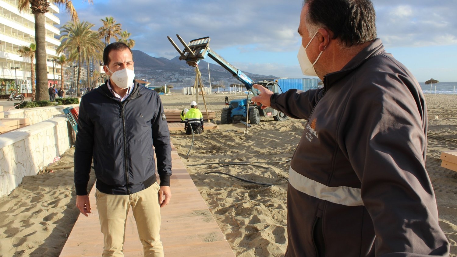 Fuengirola trabaja en la mejora de la accesibilidad de las playas con la instalación de pasillos