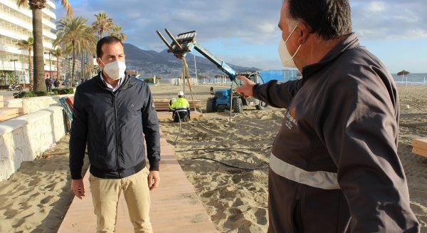 Fuengirola trabaja en la mejora de la accesibilidad de las playas con la instalación de pasillos
