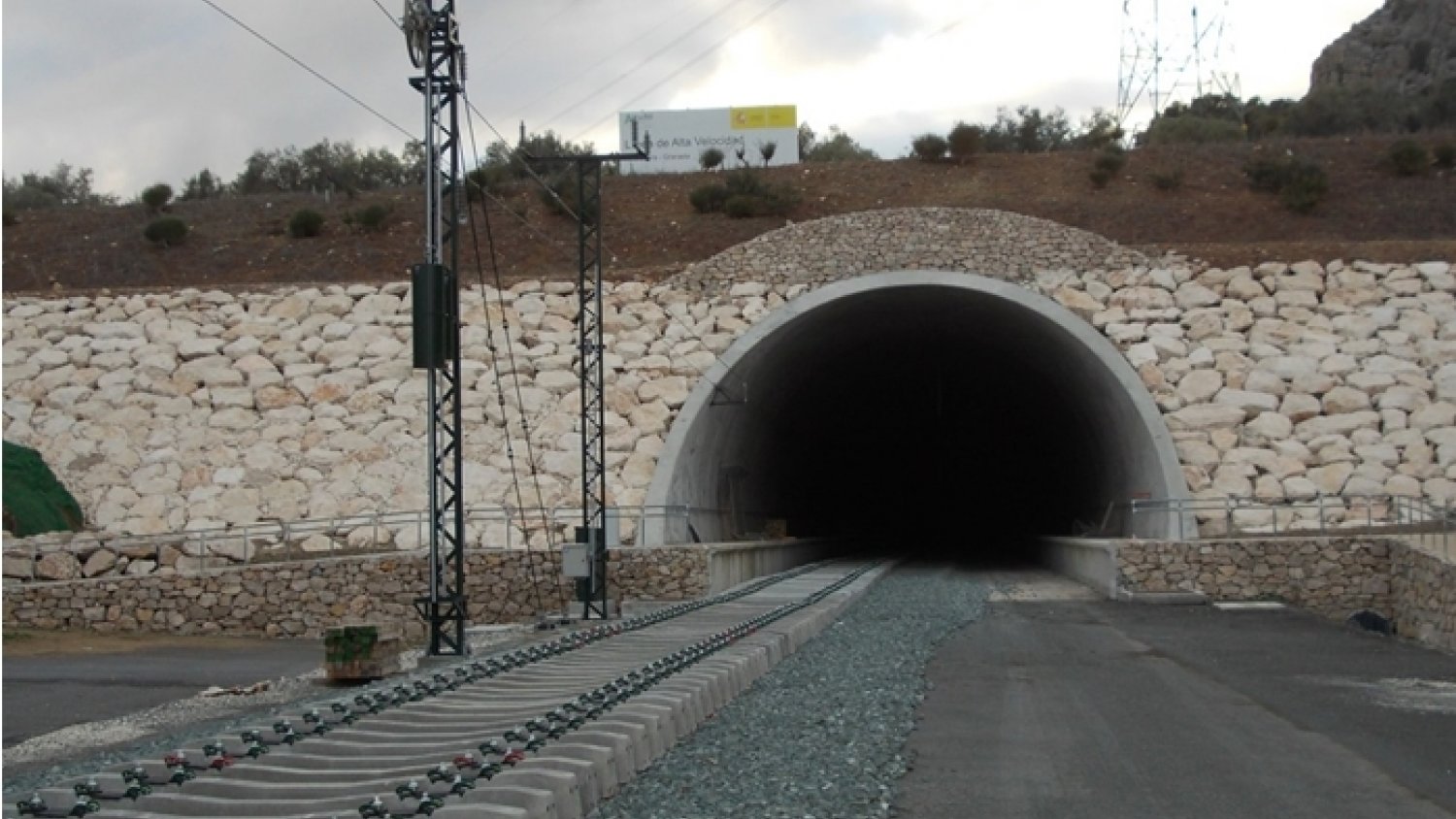Adif AV anuncia que realizará un seguimiento hidrogeológico del túnel de Archidona