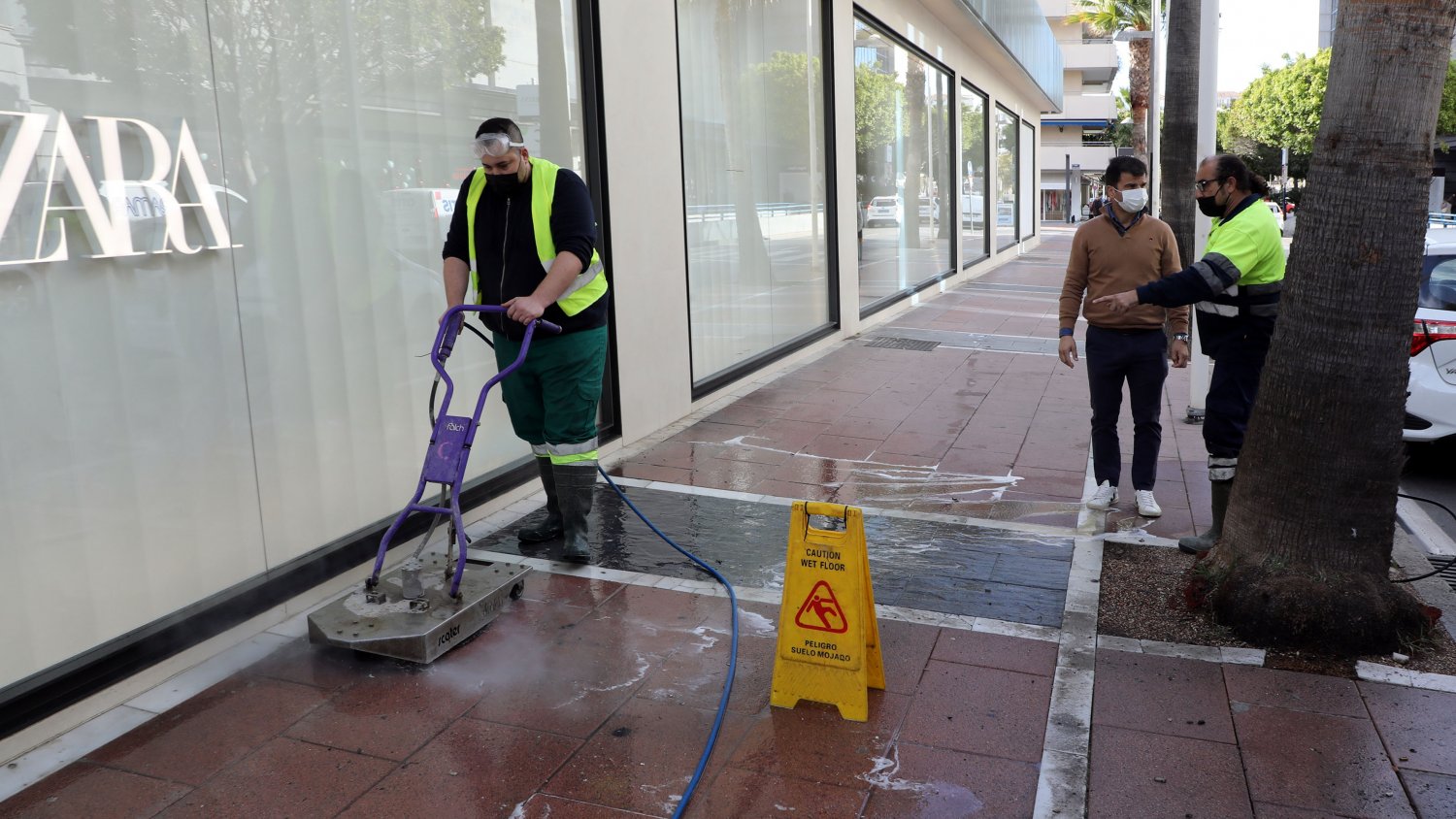 Marbella informa que recuperará más de 50.000 metros cuadrados de pavimento en Puerto Banús