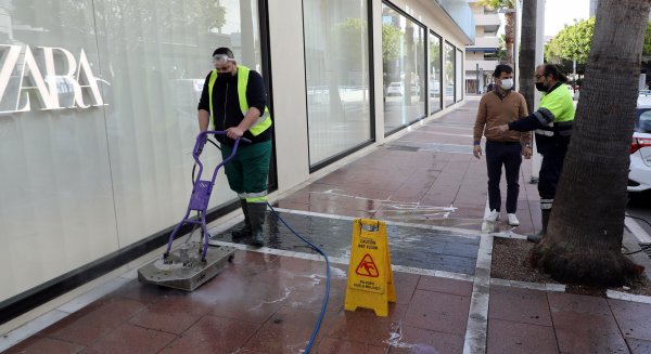 Marbella informa que recuperará más de 50.000 metros cuadrados de pavimento en Puerto Banús