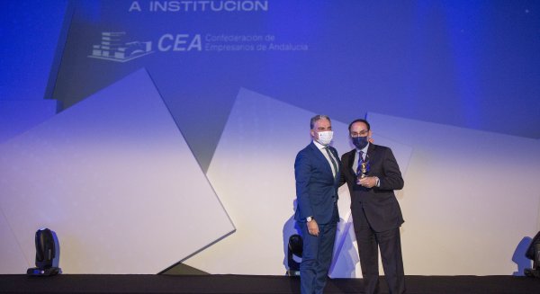 La Confederación de Empresarios de Andalucía (CEA) recibe el premio 'Alas'