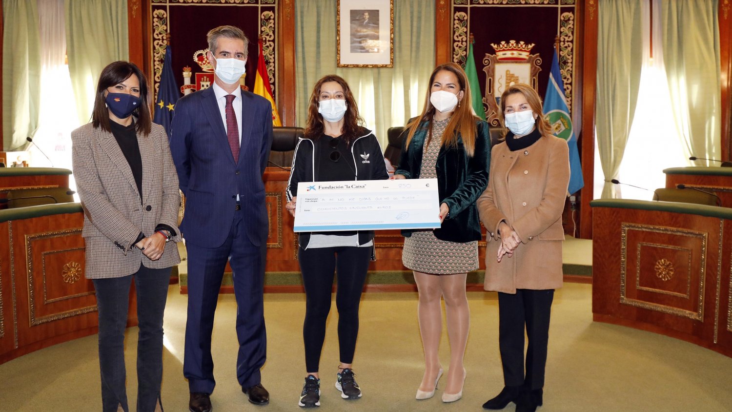 Marbella respalda la entrega de los cheques solidarios de Caixabank a tres asociaciones