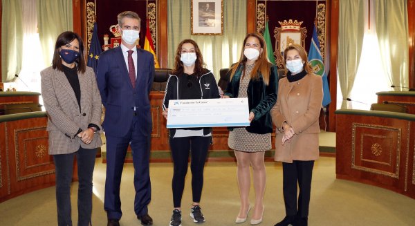 Marbella respalda la entrega de los cheques solidarios de Caixabank a tres asociaciones