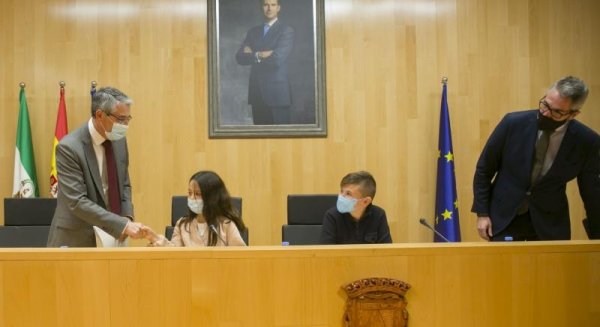 Alumnos de los CEIP José Núñez León y Santa Rosa de Lima participan en el Pleno Infantil de la Diputación