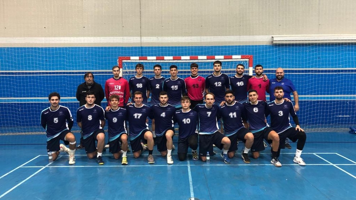 La UMA recibe la medalla de bronce en balonmano para cerrar los Campeonatos de España