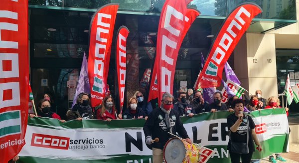 La plantilla de Unicaja Banco vuelve a concentrarse por la falta de acuerdo entre la entidad y los sindicatos