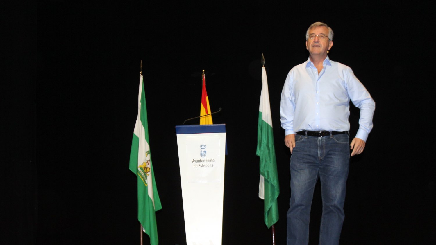 El alcalde de Estepona recupera de forma presencial su charla sobre la Constitución Española con estudiantes
