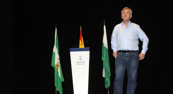 El alcalde de Estepona recupera de forma presencial su charla sobre la Constitución Española con estudiantes