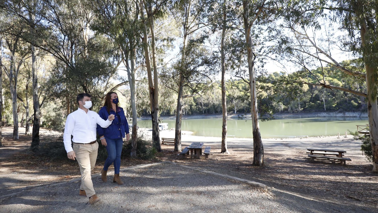 Marbella informa que desbrozará más de 25.000 metros de viales en el Lago de las Tortugas