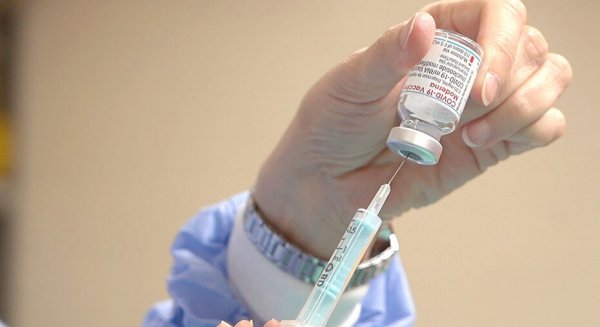 Andalucía abre las agendas de vacunación con tercera dosis a los mayores de 60 años