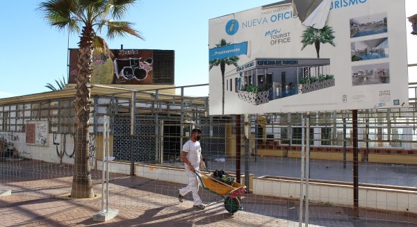 Fuengirola inicia las obras de la nueva Oficina Municipal de Turismo en el Paseo Marítimo
