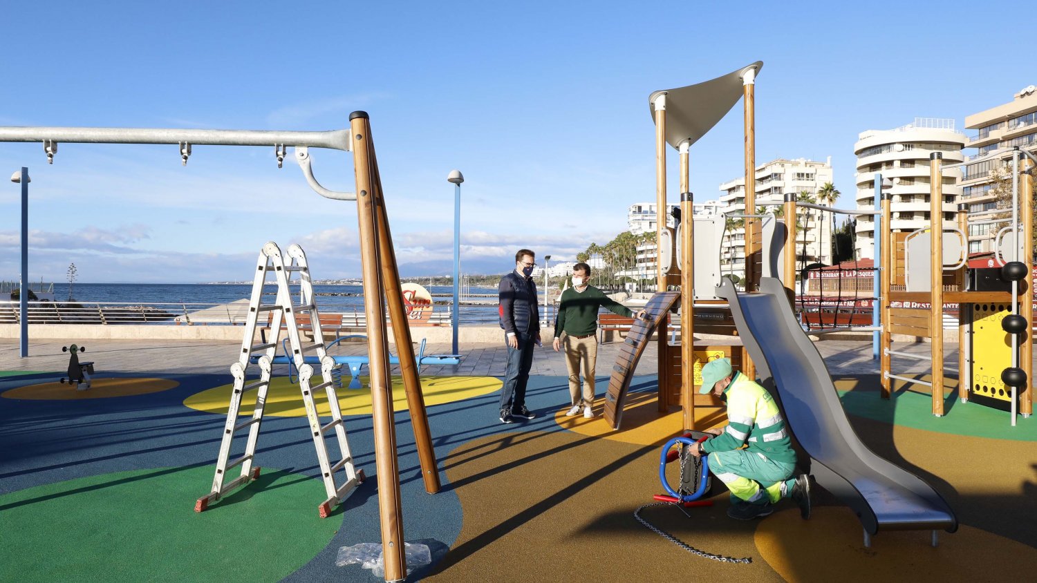Marbella remodela el área de juegos infantiles de las terrazas del Puerto Deportivo