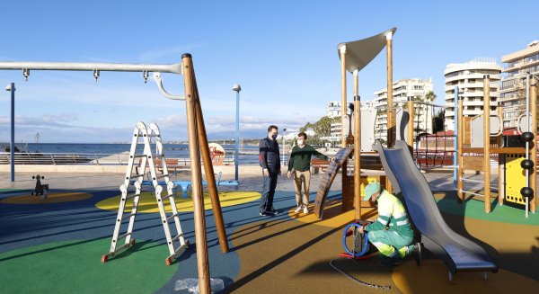 Marbella remodela el área de juegos infantiles de las terrazas del Puerto Deportivo