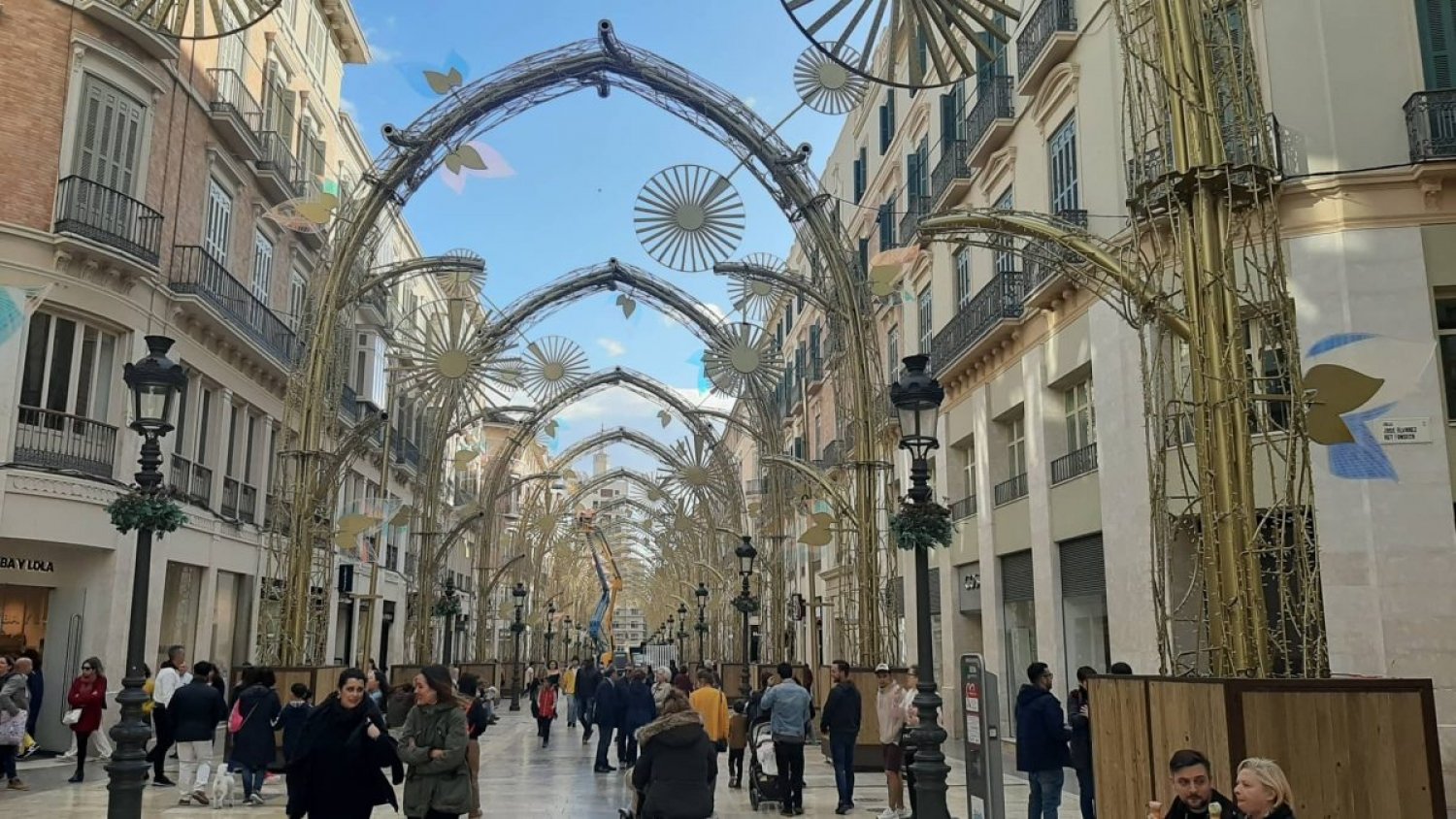 Málaga enciende su alumbrado navideño en todos los distritos con medio millar de calles iluminadas