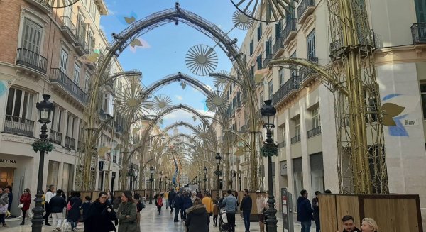 Málaga enciende su alumbrado navideño en todos los distritos con medio millar de calles iluminadas